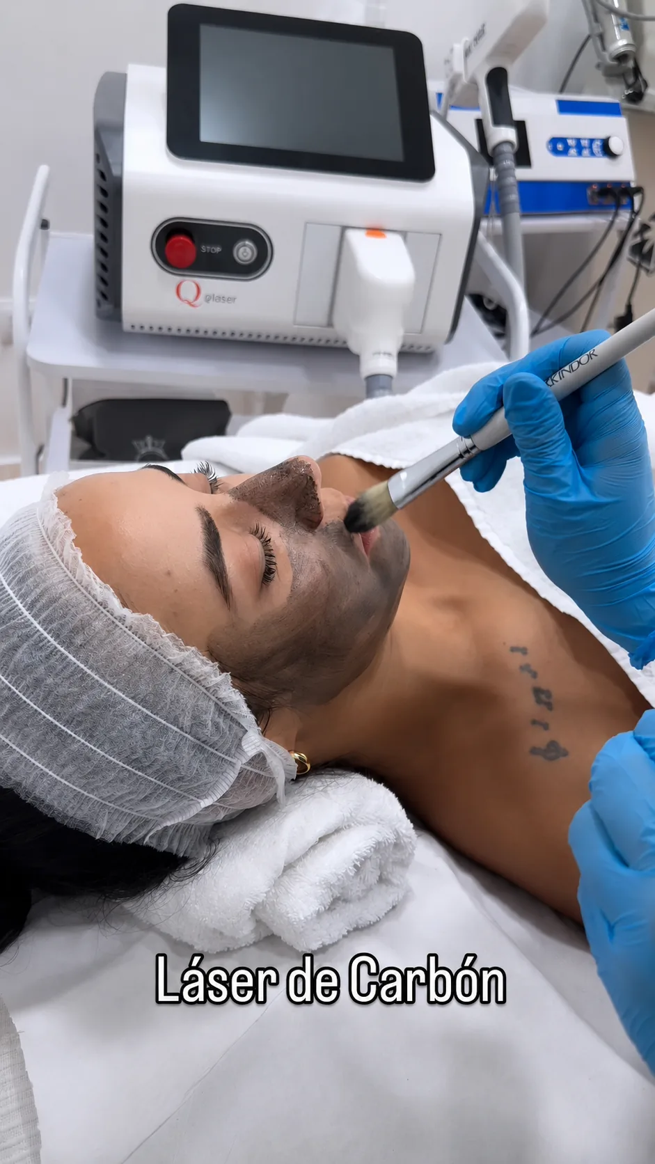Limpieza facial: clienta recibiendo tratamiento