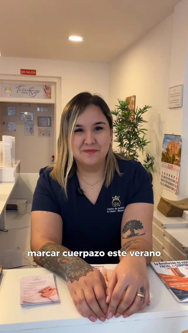 Detalle de las manos de una especialista durante un tratamiento